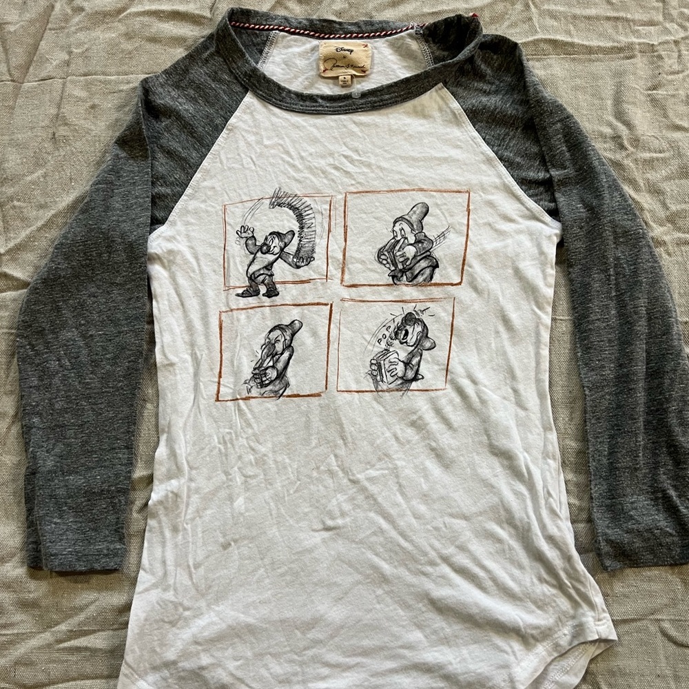 Walt Disney Snow White Dwarf Sneezy Baseball Shirt Small